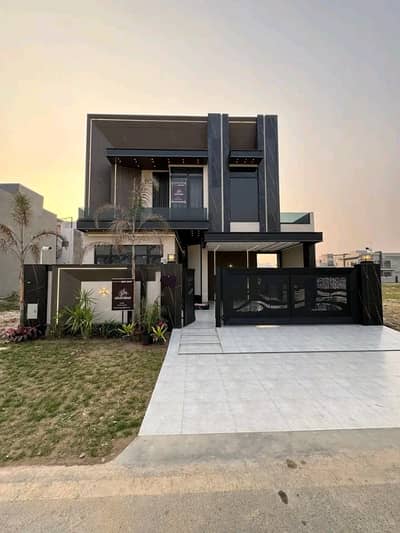 10 Marla Luxury House is Available for Rent in Bahria Town Lahore