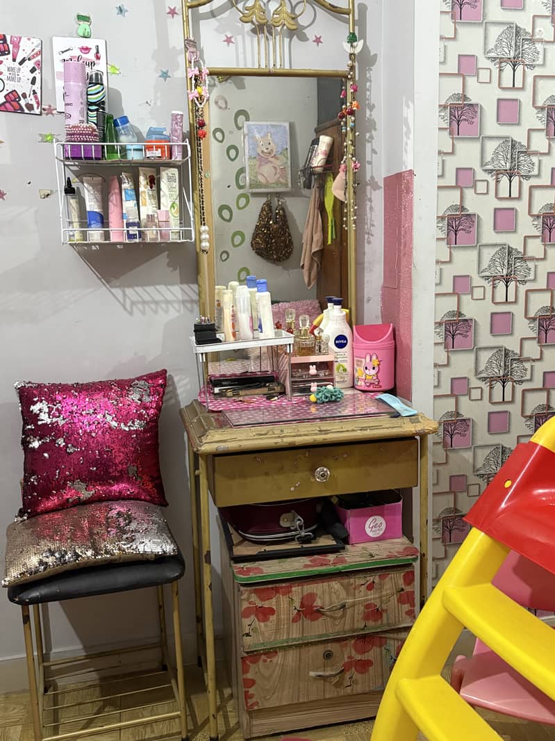 Dressing table/ mirror 0