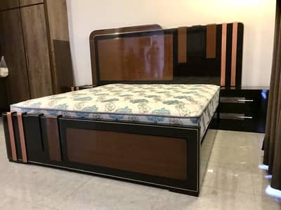 Solid wooden king size bed set with full size 2 draws in bed