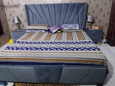 King size bed without metress like new