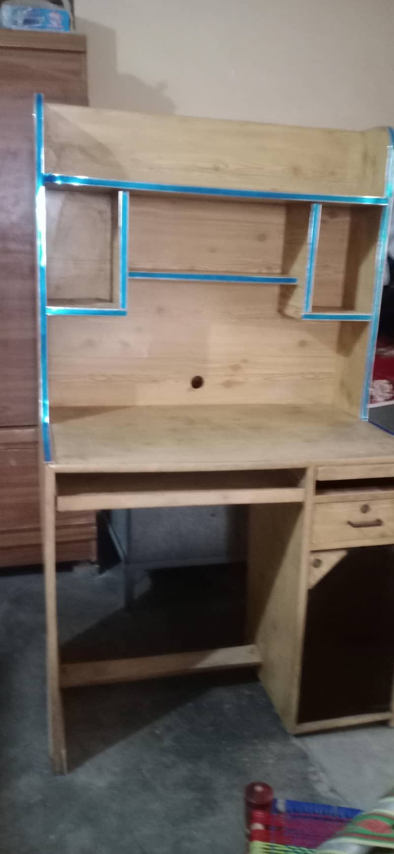 computer table . computer troly  in good condition 1