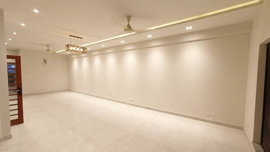 10 Marla Modern Designed House With Full Heighted Entrence