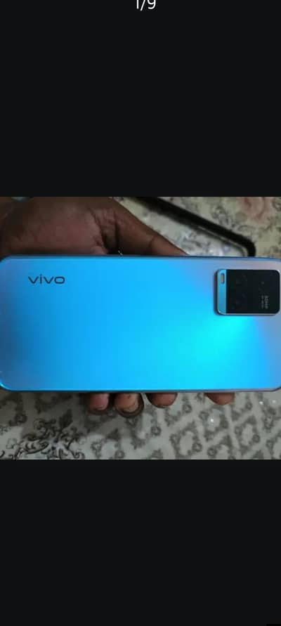 charger aur mobile he bus I'd ki copy mil jae gi sath