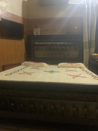 king size bed, dressing table, 2 side tables