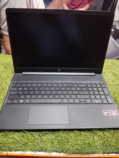 Hp Ryzen5 3500u 8gb ram dd4.128gb SSD. 2gb graphic card. Display 15:6