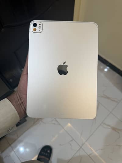 Apple ipad pro m5 256/gb silver colour