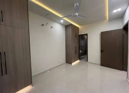 Wallpaper,wooden floor,vinyl floor,blinds,Molding,Cieling,austrotruf