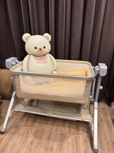 Kidilo 3-in-1 Deluxe Electric Baby Sleeping Bassinet/Cot ( Like New )