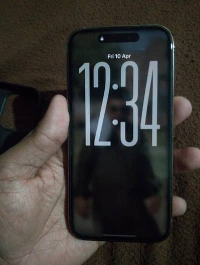 I phone 14 pro jv golden 10/10 screach leass 90%health