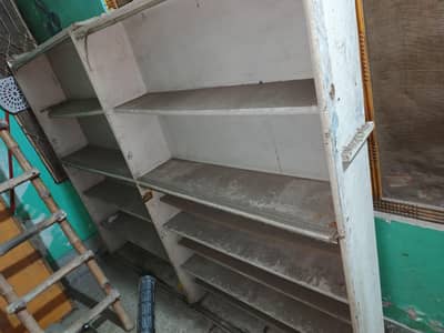 medical store ka furniture h 4 saal used