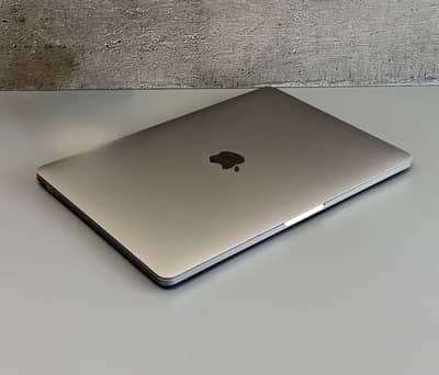 Macbook Pro 2020 | 16/512GB | Only 2 Cycle Counts