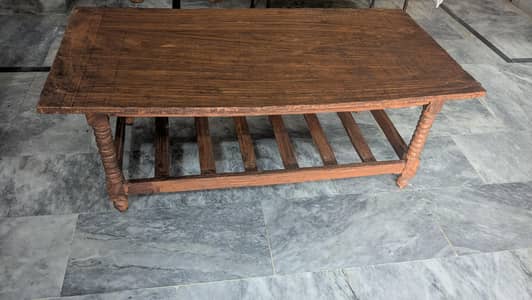 table bhut achy wood me bani hui h