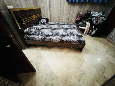 Lemination king size bed 10/10 condtion without mattress