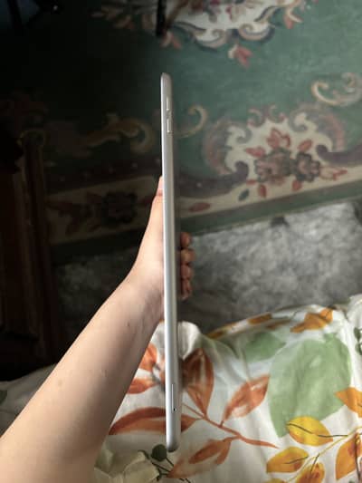 Ipad (6th generation) lush condition slightly used