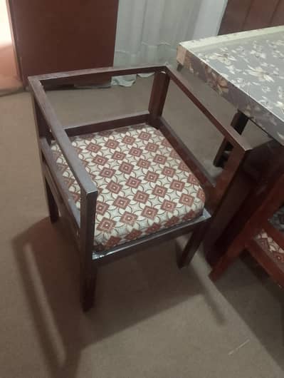 4 chairs dining table for sell