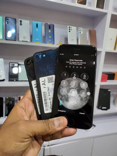 iphone SE 2020 64Gb  Orignal waterpack MDM 10/10 Gaming device