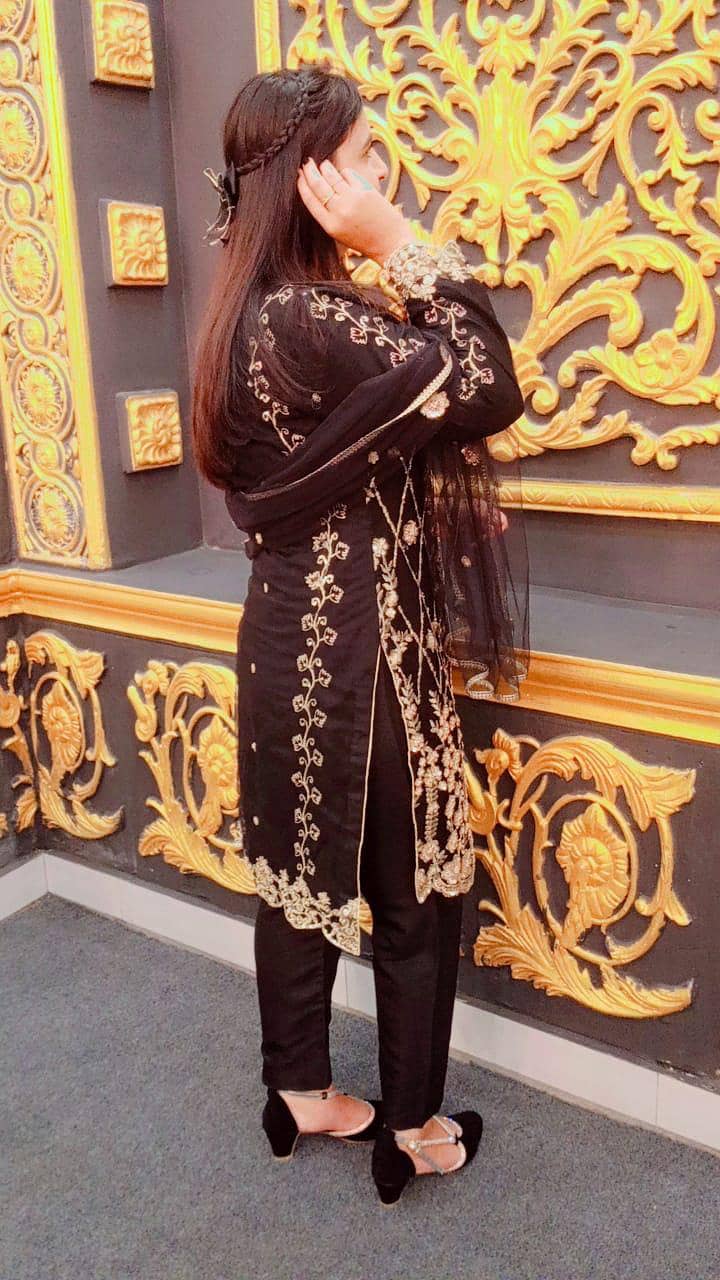 خوبصورت ہینڈ میڈ ڈریس برائے فروخت 1