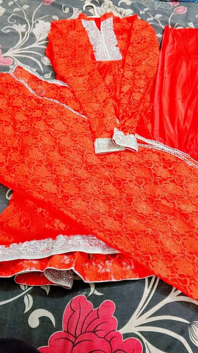 net ki frock hai chudidar pajama k set. .