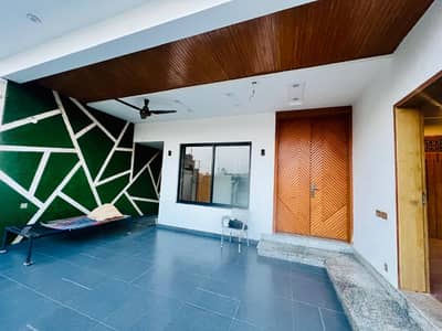 A BRAND NEW 10 MARLA BEAUTIFUL HOUSE AVAILABLE FOR SALE IN LDA AVENUE 1 J BLOCK. . FIRST ENTRY HOUSE. .