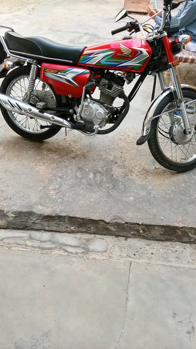 Honda 125 22/23 model full kush condition ha Islamabad ka number ha