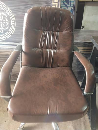 executive chair with aloninum base all aseesieries are imprortant
