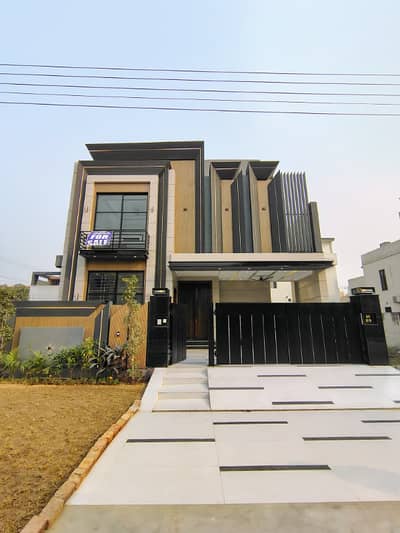 10 Marla Elegant House In Formanites Near Dha Phase 5