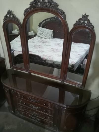 dresser/ dressing table