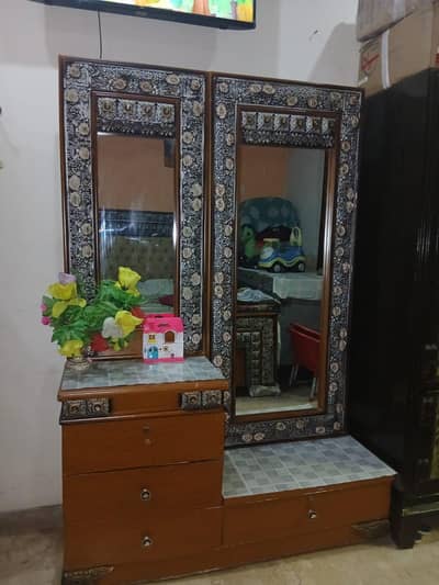 Dressing with mirror.