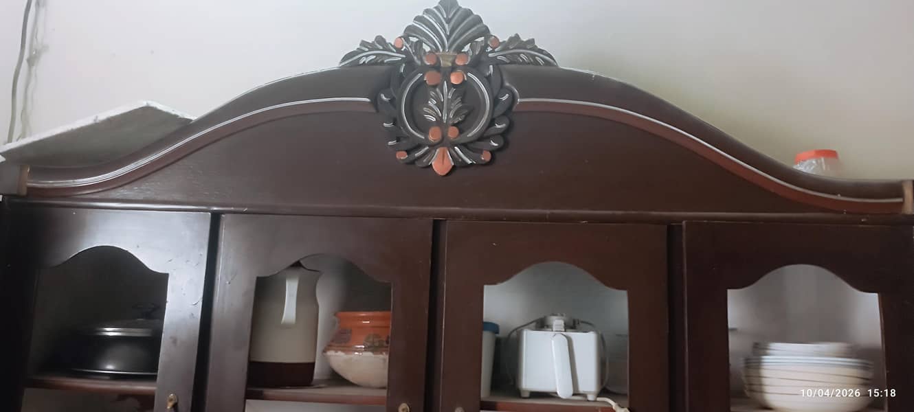 شیشے ڈلوانے والے ہیں تقریبا بالکل صحیح حالت کا ہے 0