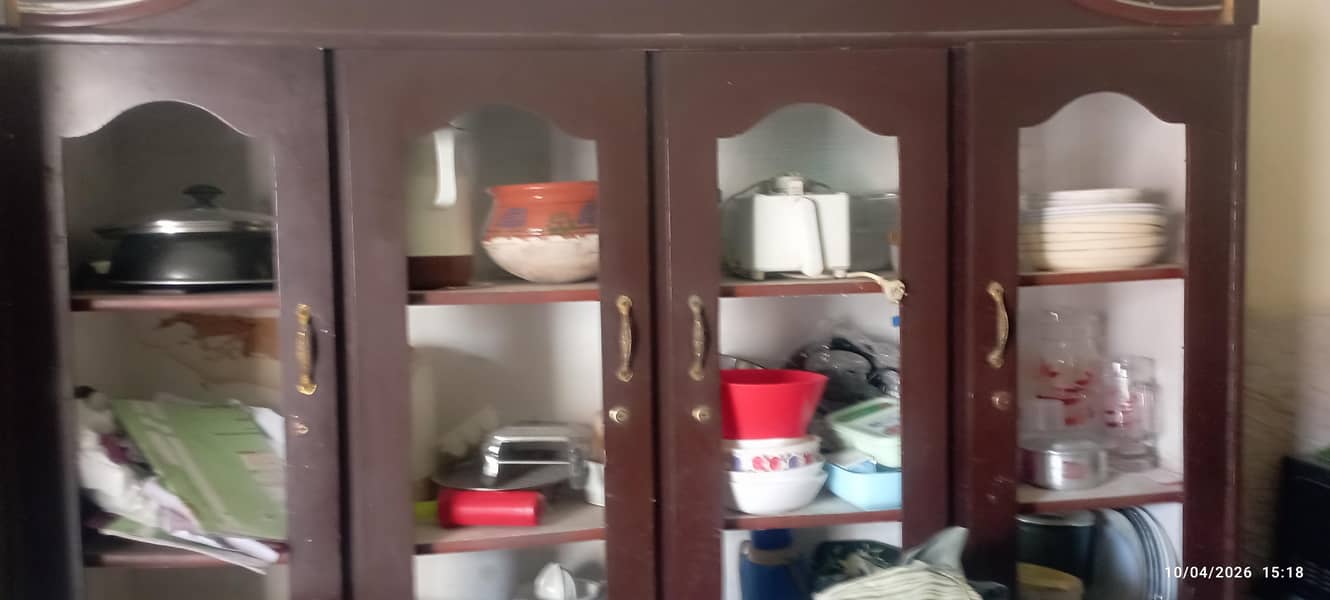 شیشے ڈلوانے والے ہیں تقریبا بالکل صحیح حالت کا ہے 2