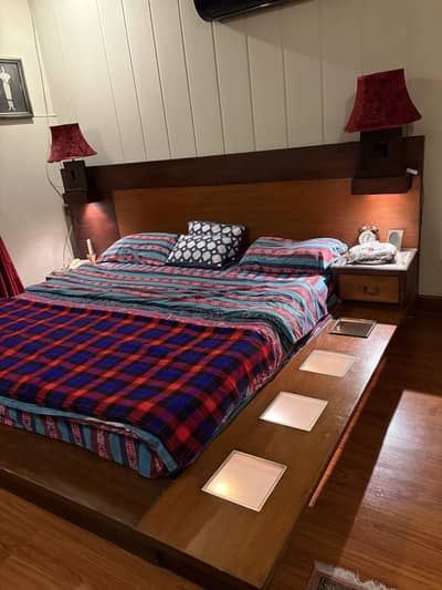 Luxury hotel vibe platform bed with built in lighting n night stand