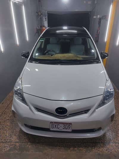 Toyota Prius Alpha Model 2011