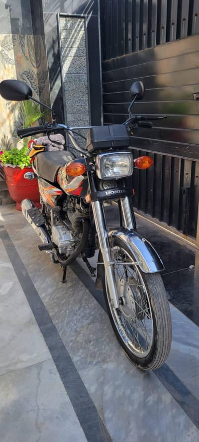 125 Honda 2022 model in black .