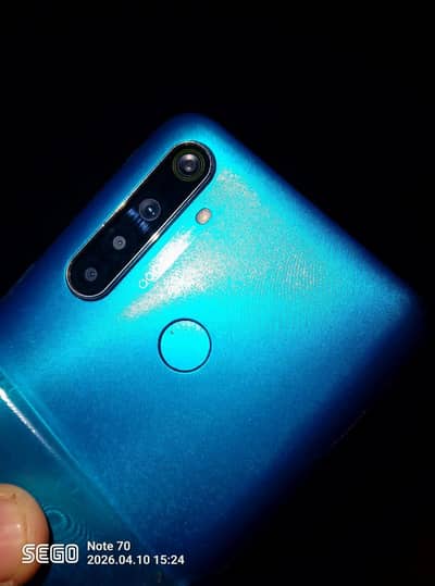 realme5i. for sale 4/64. with box . charger . air bats