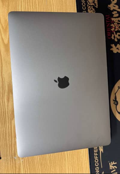 Macbook Pro 2017 15-Inch Core i7 3.1 Ghz Retina Display with touch bar