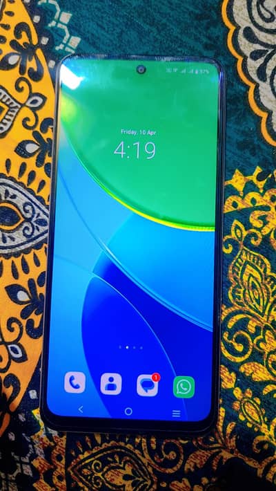 vivo y19s 4+4 128 With box and chager