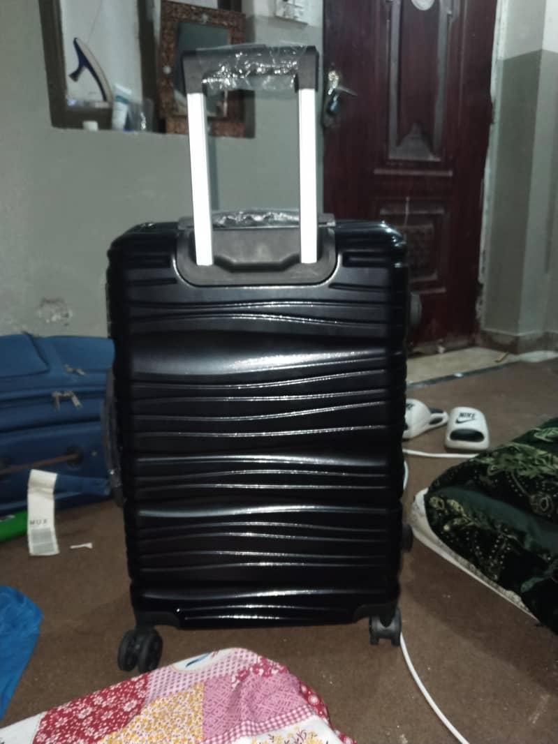 360° rotatable suitcase  1