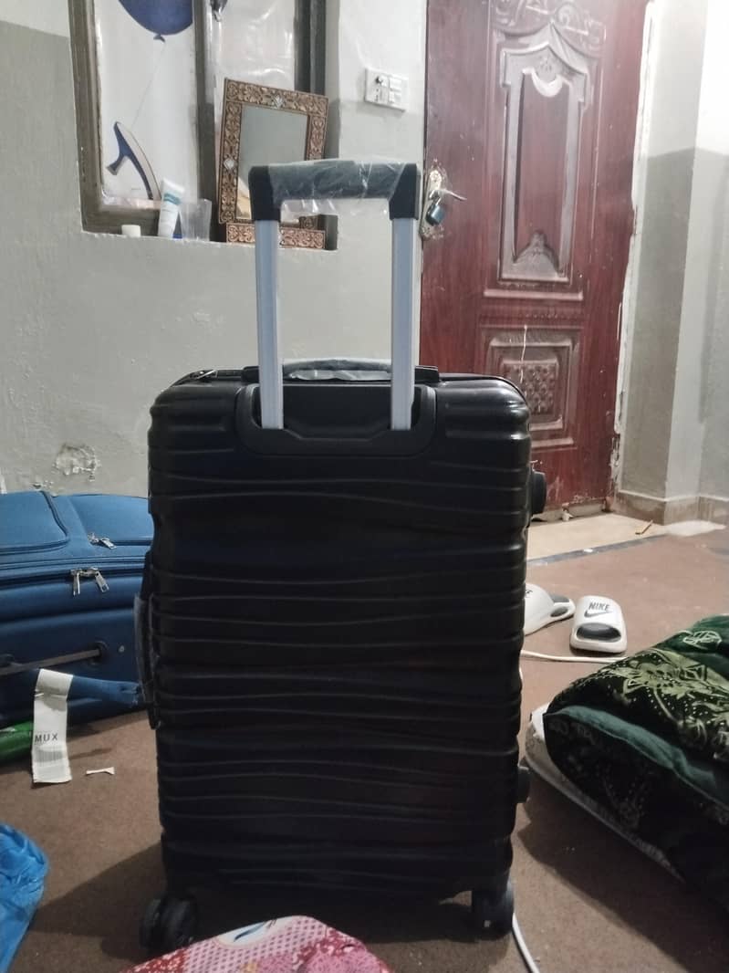 360° rotatable suitcase  2