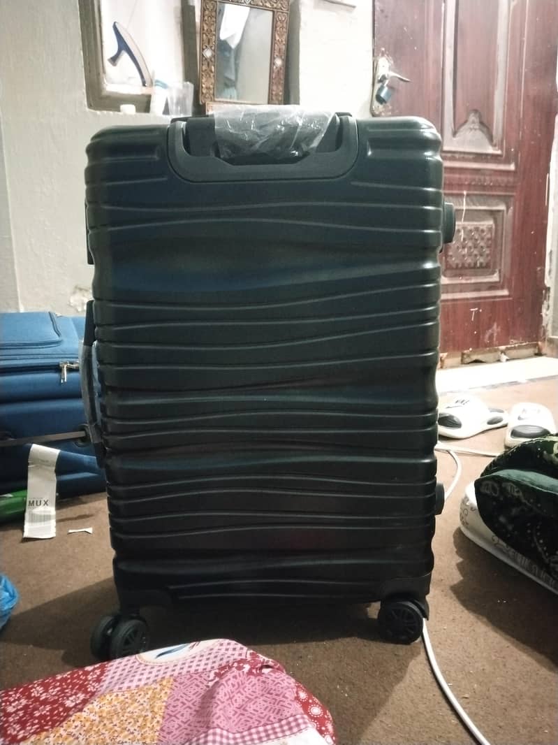 360° rotatable suitcase  3