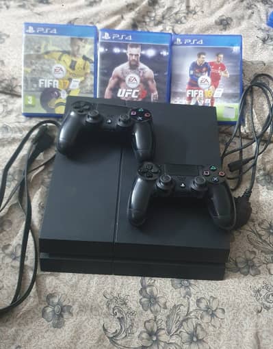 Ps4 pro 512 GB 10/10 condition with dualshock controllers