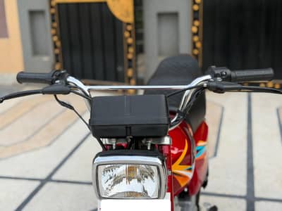 Red Honda 125 10by10 new just 2200 km use