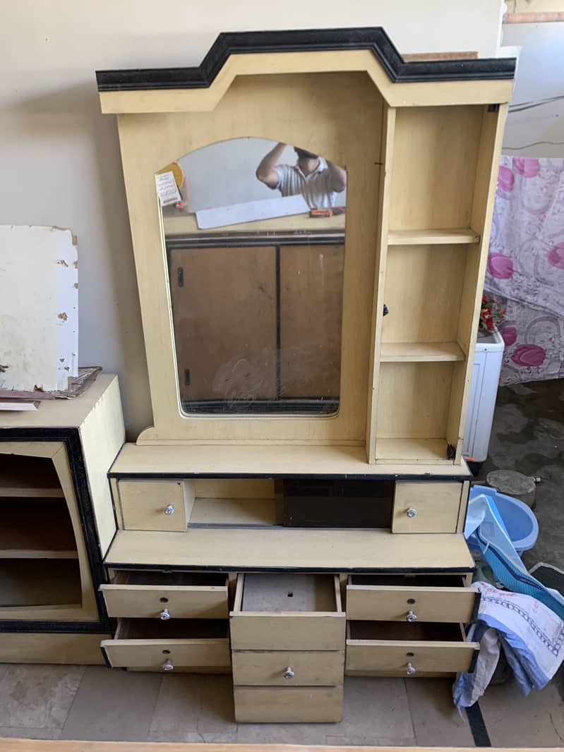 Showcase and dressing table 4