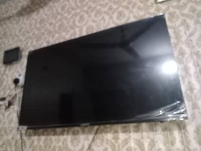 43 inch led fore sale 3 month use urjent sale  peso ki zarorat hy