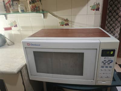 42 litter Dawlanc microwave in very good condition.