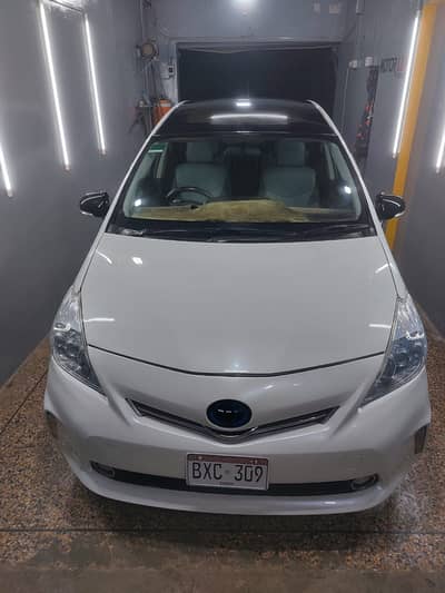 Toyota Prius Alpha 2011 model