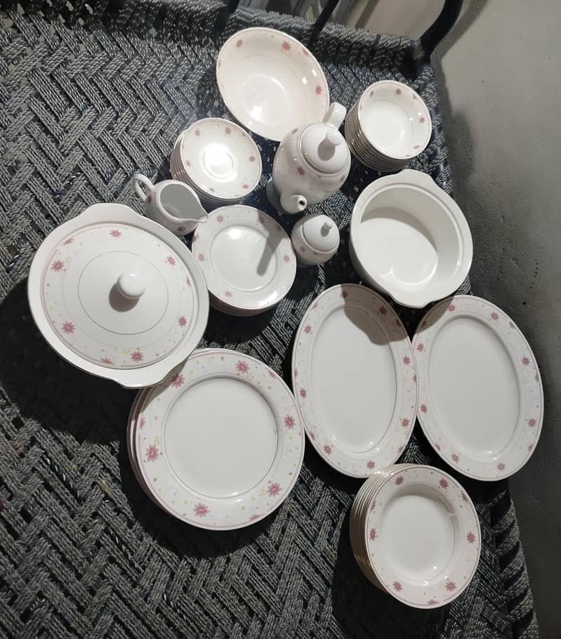 چینی ڈنر سیٹ برائے فروخت مضبوط اسٹائلش اور روز مرہ کے استعمال کیلئے 0