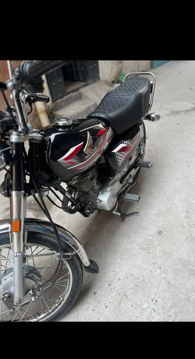 Honda 125 . Black Colour