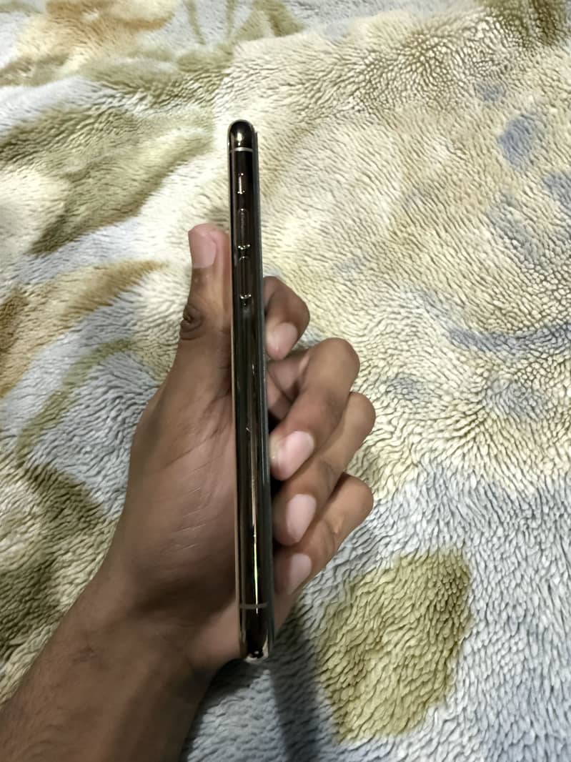 IPHONE 11 pro 4