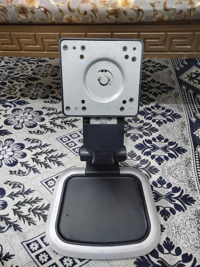 monitor stand in very good condition 10/10 urgent sale