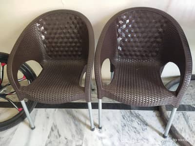 6 Chairs with a Folding Table, only 3 months used.